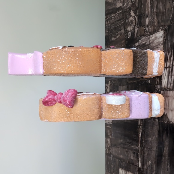 ❌SOLD❌Cupcakes & Cashmere Gingerbread Couple Figurines Christmas Decor, Shimmery - Picture 8 of 11